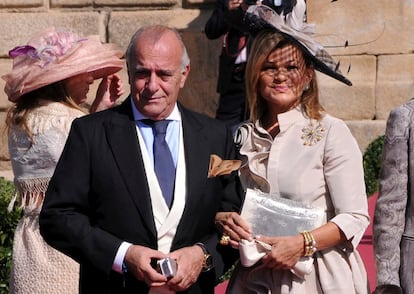 El empresario Carlos Goyanes y su esposa, Cari Lapique, en la boda de Rafael Medina y Laura Vecino celebrada en Toledo en octubre de 2010.