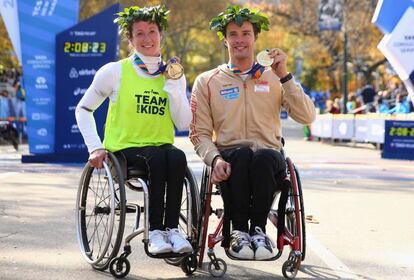 La estadounidense Tatyana McFadden y el suizo Marcel Hug celebran su triunfo en el maratón de Nueva York en la modalidad en silla de ruedas.