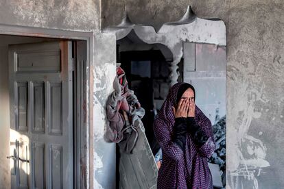 Una mujer en su casa tras el bombardeo israelí en Rafah, al sur Gaza, el 19 de octubre.