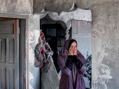 Una mujer en su casa tras el bombardeo israelí en Rafah, al sur Gaza, el 19 de octubre.