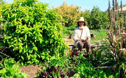 La ecóloga Zineb Benrahmoune Idrissi en su finca biológica, cerca de Rabat.