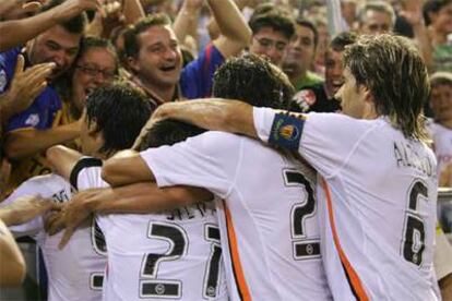 Jugadores de Valencia celebran el gol de David Villa