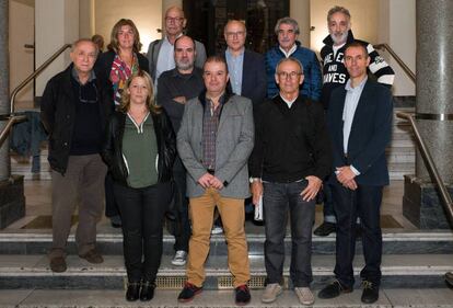 Foto de familia de los XIII Encuentros Fotográficos de Gijón. De izquierda a derecha, delante: Esther Maestre, Pedro Gutiérrez, Ángel Sanz y Luis Vioque. Detrás: Paco Junquera, Rosa Muñoz, Pablo Juliá, Rafael Trobat, Juan Manuel Castro Prieto, Vicente Tofiño y Alberto García Alix.