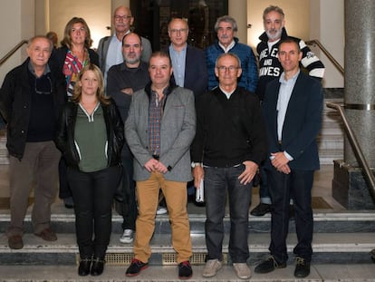 Foto de familia de los XIII Encuentros Fotogr&aacute;ficos de Gij&oacute;n. De izquierda a derecha, delante: Esther Maestre, Pedro Guti&eacute;rrez, &Aacute;ngel Sanz y Luis Vioque. Detr&aacute;s: Paco Junquera, Rosa Mu&ntilde;oz, Pablo Juli&aacute;, Rafael Trobat, Juan Manuel Castro Prieto, Vicente Tofi&ntilde;o y Alberto Garc&iacute;a Alix.