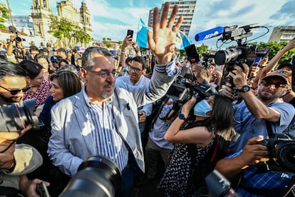 Bernardo Arévalo saluda a sus seguidores a la llegada a la Plaza de la Constitución este lunes en Ciudad de Guatemala.