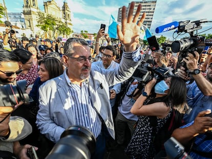 Bernardo Arévalo saluda a sus seguidores a la llegada a la Plaza de la Constitución este lunes en Ciudad de Guatemala.