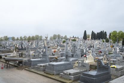 Imagen general de unas tumbas en el cementerio sur de Madrid.