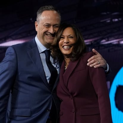 La senadora y candidata a la vicepresidenta demócrata a los Estados Unidos, Kamala Harris, es abrazada por su marido, Douglas Emhoff, tras el discurso.