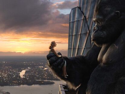 Naomi Watts y <b>King Kong, </b>en una imagen de la película de Peter Jackson.