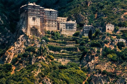 Este impresionante complejo monástico es vestigio de un tiempo ya remoto. En los 20 monasterios ortodoxos que se agrupan en el Monasterio de San Pantaleón, hoy siguen viviendo unos 3.000 monjes en completo aislamiento y sujetos a estrictas reglas. El monte Atos solo pueden visitarlo varones y en él los aguarda un humilde alojamiento. Las mujeres tienen prohibido desde hace 1.000 años pisar el recinto, y los barcos con féminas a bordo deben mantenerse como mínimo a 500 metros de la costa. La prohibición también rige para animales hembra, hasta el punto de que allí solo se emplean como bestias de carga burros y caballos macho.  <br></br> Más información: discovergreece.com