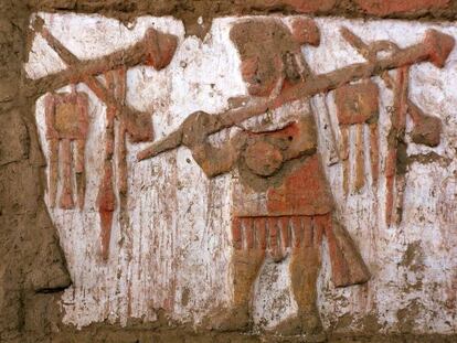 Figuras de guerreros en alto relieve que los Moche dejaron grabadas en las paredes de la Huaca de la Luna. Los restos pueden visitarse en Trujillo.