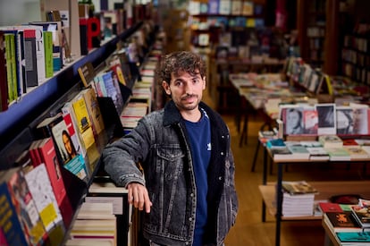 El profesor y doctor de Historia Contemporánea, Daniel Oviedo Silva, en la librería Katakrak de Pamplona el 19 de septiembre.