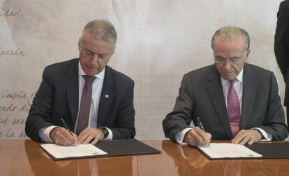 El lehendakari, Iñigo Urkullu (i), y el presidente de la Fundación La Caixa, Isidro Fainé, durante la firma en Vitoria del convenio de la obra social para el País Vasco.