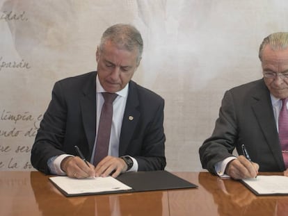 El lehendakari, Iñigo Urkullu (i), y el presidente de la Fundación La Caixa, Isidro Fainé, durante la firma en Vitoria del convenio de la obra social para el País Vasco.