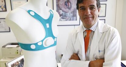 El cardiólogo José Luis Zamorano y la 'wearable' que mide el ritmo cardíaco.