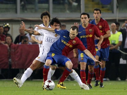 Iniesta protege el balón ante Tévez en la final de la Champions de 2009 contra el Manchester United.