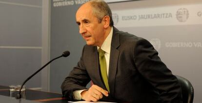 El consejero Josu Erkoreka, en la rueda de prensa celebrada esta mañana en Vitoria tras el consejo de Gobierno.