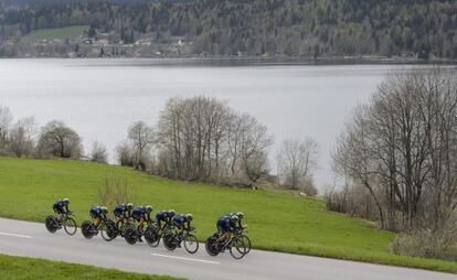 Los ocho corredores del Movistar, durante la prueba junto al lago.