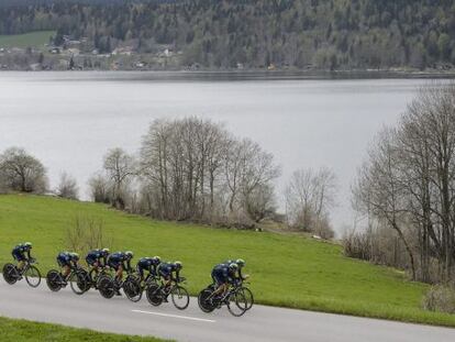 Los ocho corredores del Movistar, durante la prueba junto al lago.