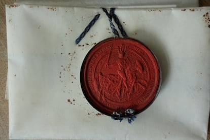 Detalle del gran sello real en cera roja unido al documento de Guillermo I.