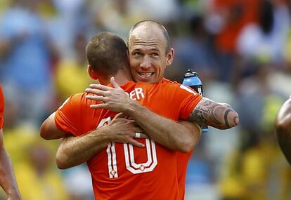 El jugador holandés Wesley Sneijder celebra con su compañero de equipo Arjen Robben la victoria frente a México.