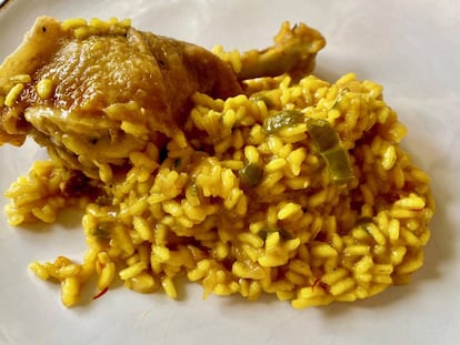 Galo celta guisado con arroz al azafrán.