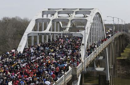 Una multitud camina sobre el puente Edmund Pettus de Selma, en Alabama, donde hace 50 a&ntilde;os Martin Luther King lider&oacute; una marcha por los derechos civiles.