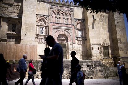Ungrupo de turistas pasa por delante de la puerta del Sabat, ubicada al oeste de mezquita-catedral de Córdoba.