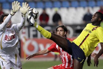 Toure intenta rematar ante Diego Alves.