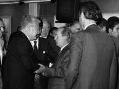 B 35993 color. Rafa Seguí. Lluís Bassat y el expresidente, Josep Lluís Núñez se dan la mano tras la toma de posesión de Joan Gaspart como presidente del FC Barcelona.