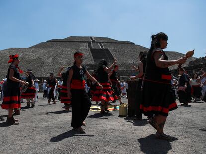 Un grupo de danzantes realizó un ritual frente a la Pirámide del Sol.