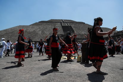 Un grupo de danzantes realizó un ritual frente a la Pirámide del Sol.
