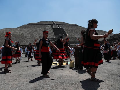 Un grupo de danzantes realizó un ritual frente a la Pirámide del Sol.