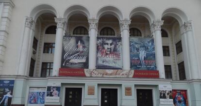 Fachada de la ópera en la calle Artiom, en Donetsk.