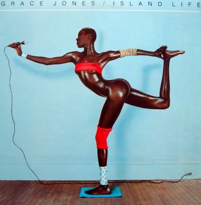 Si nos fiamos de la Wikipedia, Grace Jones tiene hoy 64 años. Si nos acercamos a verla más de cerca, en carne y hueso, y a juzgar por su figura, sus ajustadísimos vestidos y sus aeróbicos bailes, eso parece bastante improbable. Qué mejor forma, debió de pensar la chica Bond, de celebrar el lanzamiento de su primer 'Grandes Éxitos' que presumiendo de escultural silueta. Difícil recrear una imagen más erótica, aunque ojo, que tiene truco.