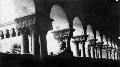 Antonio José, en el claustro del monasterio de Santo Domingo de Silos, en una imagen que guarda el Archivo Municipal de Burgos.