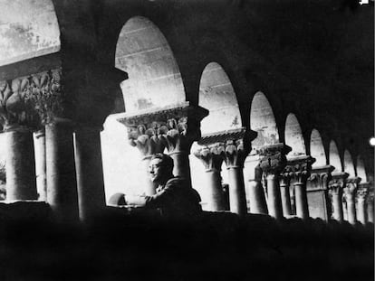 Antonio José, en el claustro del monasterio de Santo Domingo de Silos, en una imagen que guarda el Archivo Municipal de Burgos.