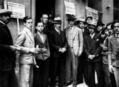 Lluís Companys (al centre, amb barret blanc), amb Francesc Macià a la seva esquerra, durant la jornada electoral del 12 d'abril del 1931.