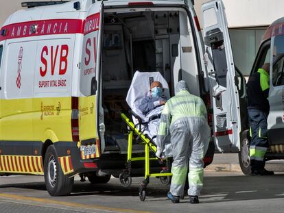 Una ambulancia llega a Urgencias del Hospital La Fe de València.
