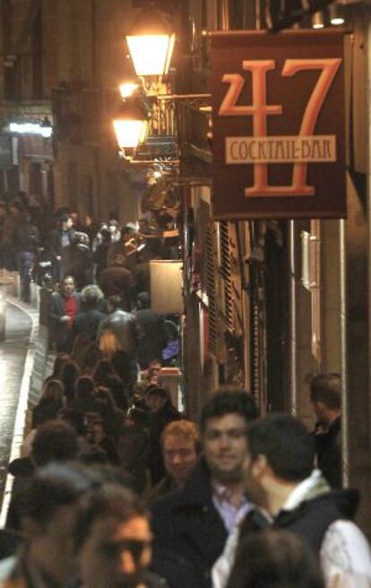 Gente en una céntrica zona de bares.