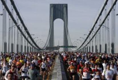 Corredores cruzando el puente de Brooklyn, en Nueva York.