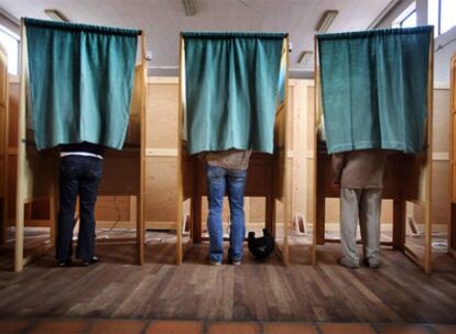 Ciudadanos belgas votan en un centro electoral de Schoten.