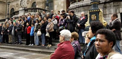 Concentración de repulsa ante el Ayuntamiento de Bilbao por los tres últimos asesinatos.