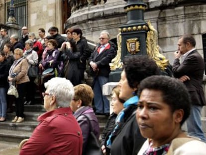 Concentración de repulsa ante el Ayuntamiento de Bilbao por los tres últimos asesinatos.