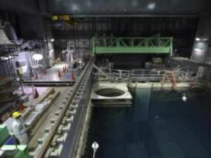 Un empleado de Tokyo Electric Power (TEPCO) se protege con un traje y una m&aacute;scara mientras trabaja en la piscina del reactor 4 en la central nuclear de Fukushima.