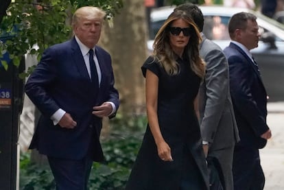 El expresidente Donald Trump, a la izquierda, llega con su esposa Melania al funeral de Ivana Trump. Ivana Trump, un icono del estilo, riqueza y exceso de la década de 1980 y una mujer de negocios, ayudó a Donald a construir un imperio que lo lanzó a la presidencia. 
