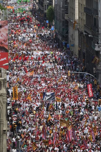 Vista de la manifestación contra los recortes a su paso por la Via Laietana.