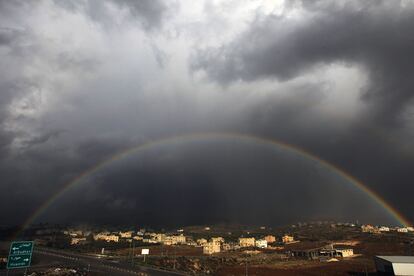 Un arcoíris vista desde la ciudad cisjordana de Nablus.