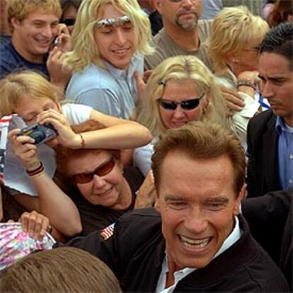 Arnold Schwarzenegger, rodeado de seguidores, en un momento de su campaña.