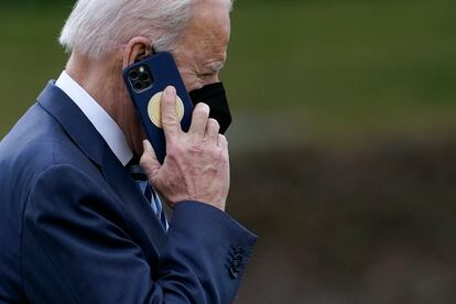 El presidente estadounidense Joe Biden camina por los jardines de la Casa Blanca el pasado 17 de febrero.